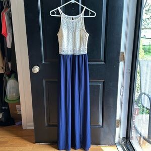Small maxi dress with lace at the top. Zipper and button back